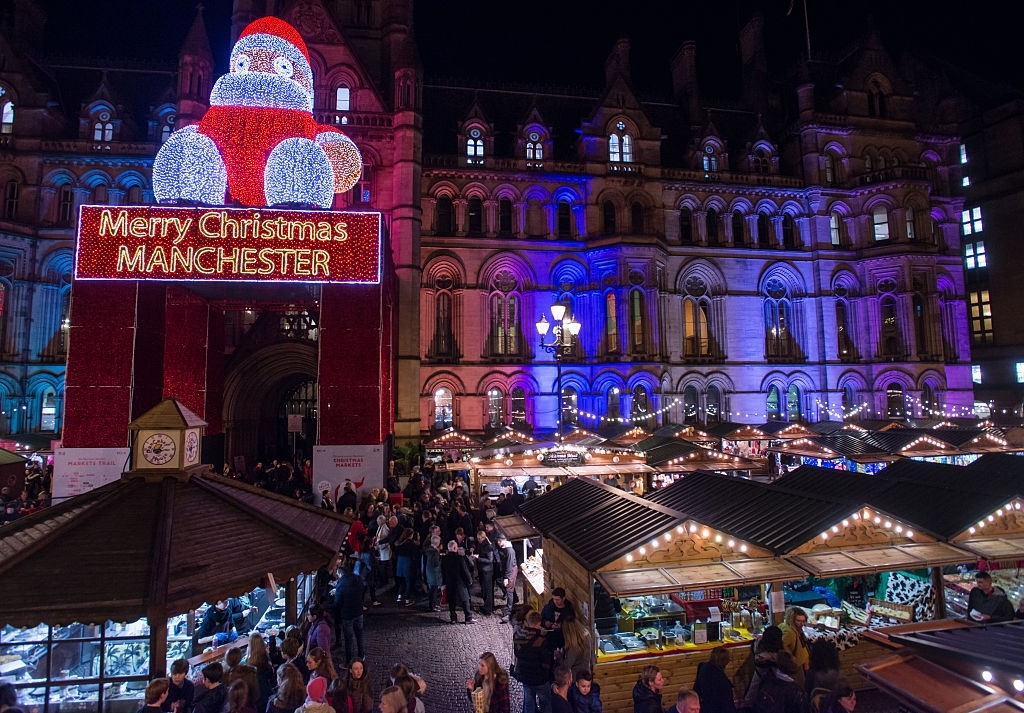 Shoppers Enjoy Manchesters Christmas Market With Food - Christmas Traditions in England - Planet Travel Advisor - planettraveladvisor.com Shoppers Enjoy Manchesters Christmas Market With Food - Christmas Traditions in England - Planet Travel Advisor - planettraveladvisor.com