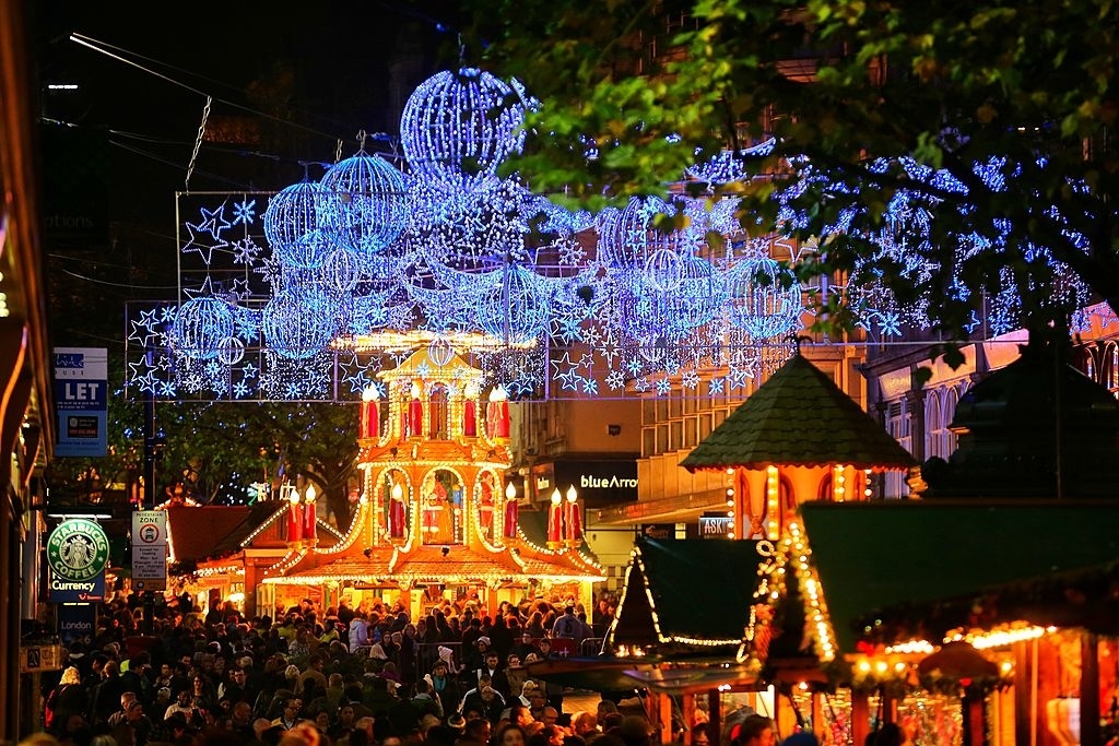 Visitors and Christmas Shoppers Enjoy Birminghams Frankfurt - Christmas Traditions in England - Planet Travel Advisor - planettraveladvisor.com Visitors and Christmas Shoppers Enjoy Birminghams Frankfurt - Christmas Traditions in England - Planet Travel Advisor - planettraveladvisor.com