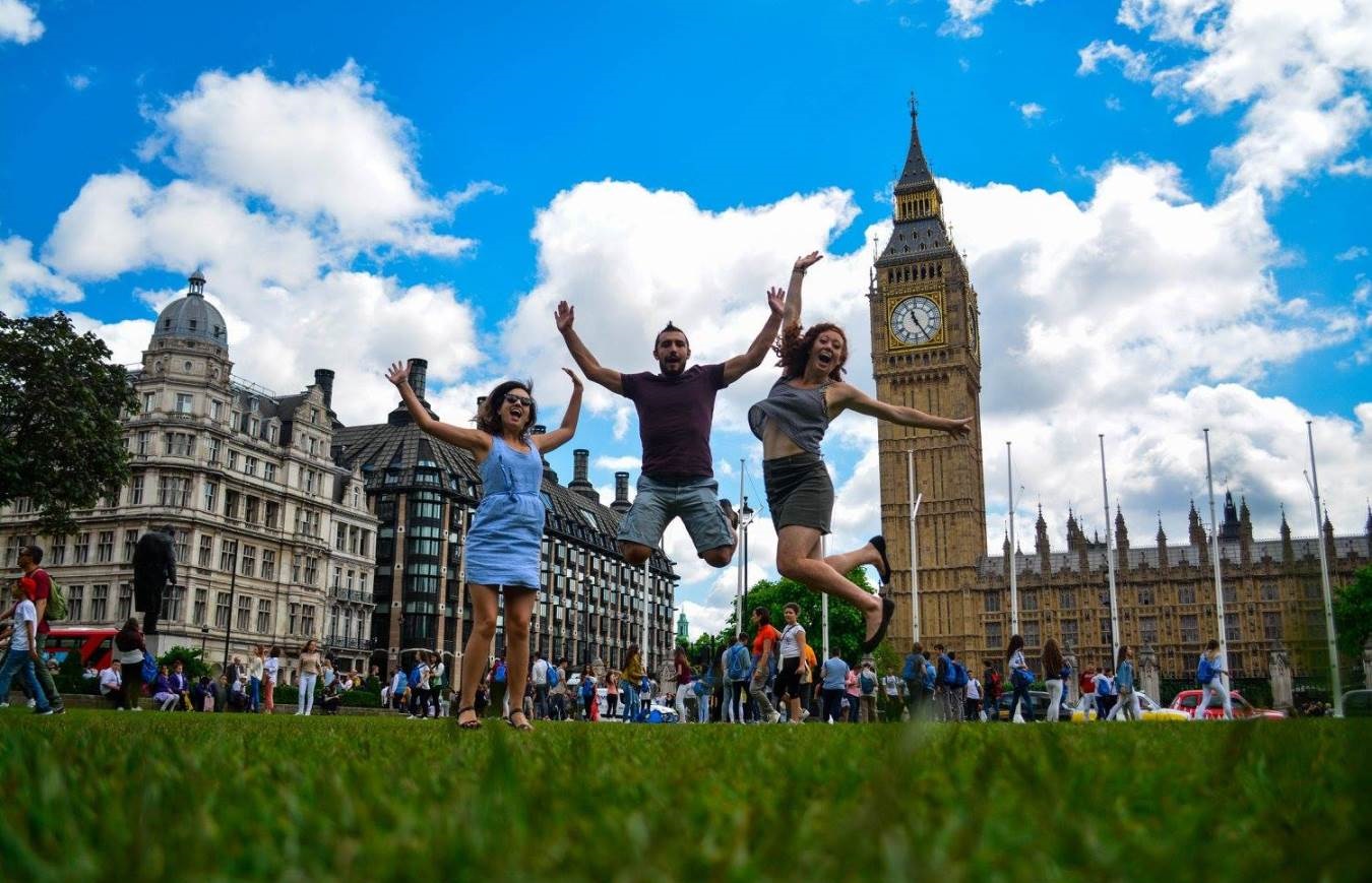 Happy Family - Big Ben - Tourist Season in London - Best Time to Visit England - Planet Travel Advisor Happy Family - Big Ben - Tourist Season in London - Best Time to Visit England - Planet Travel Advisor