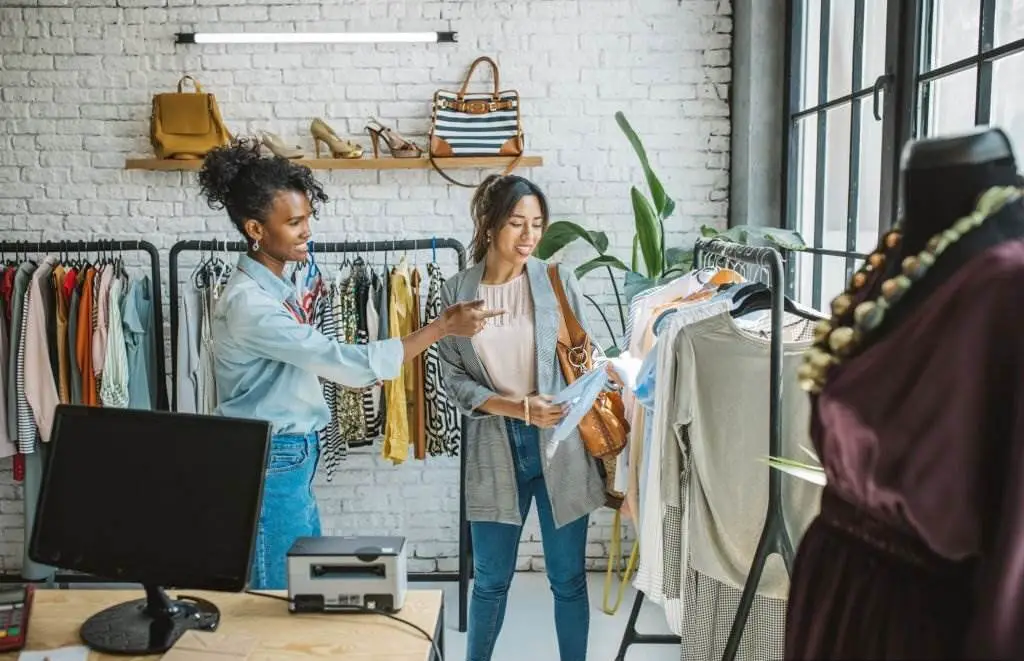 Girls Doing Shopping Opportunities - Best England Travel Tips (New Advises) - Planet Travel Advisor Girls Doing Shopping Opportunities - Best England Travel Tips (New Advises) - Planet Travel Advisor