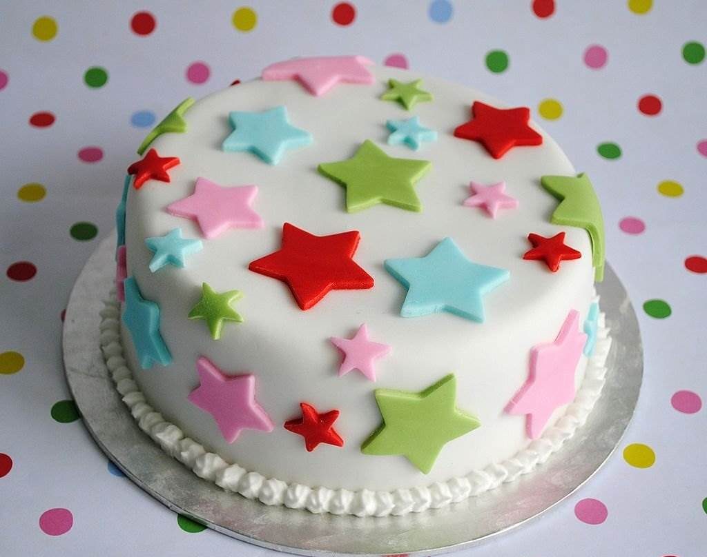 Handmade Christmas fruit cake decorated with fondant stars - Traditional British Foods - Planet Travel Advisor Handmade Christmas fruit cake decorated with fondant stars - Traditional British Foods - Planet Travel Advisor