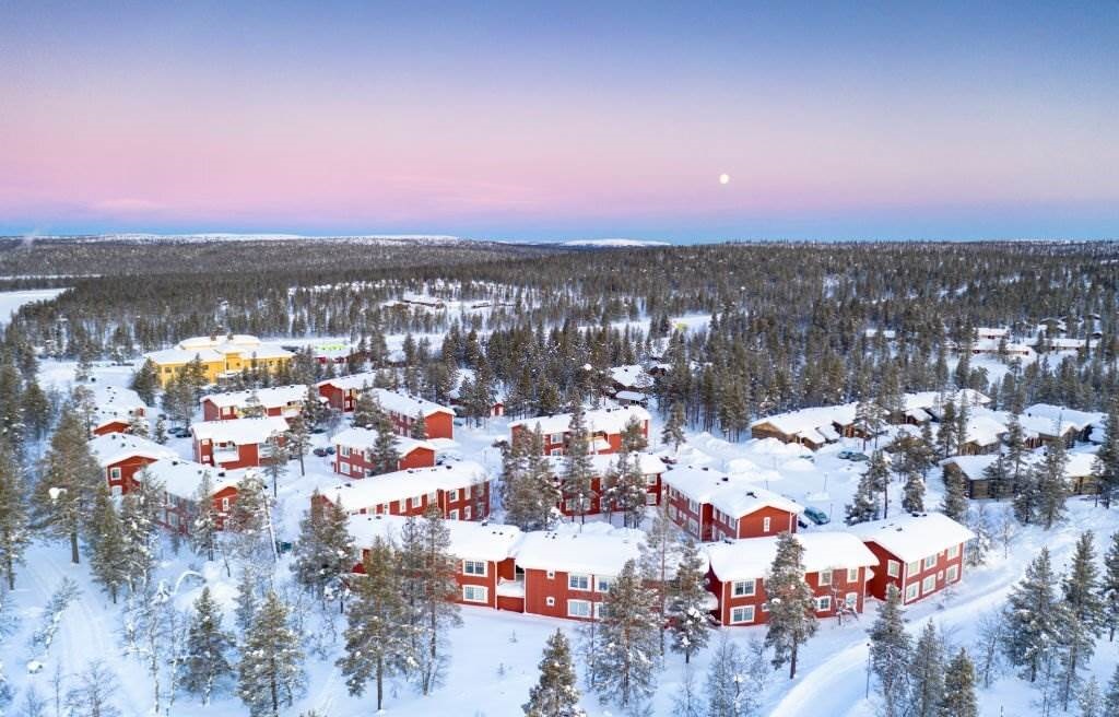 Arctic sunrise on snowy forest and tourist resort Lapland - snow in winter and traditional huts of Saariselka tourist resort, Inari, Lapland - Planet Travel Advisor Arctic sunrise on snowy forest and tourist resort Lapland - snow in winter and traditional huts of Saariselka tourist resort, Inari, Lapland - Planet Travel Advisor