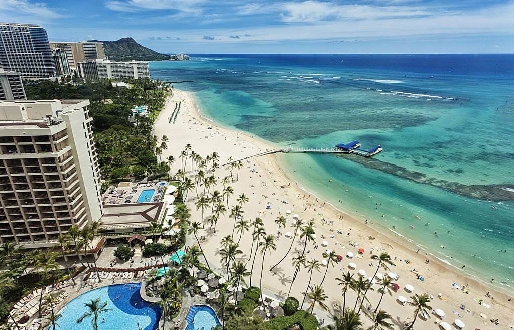 Crowds in Hawaii in April - Aereal photo of Waikiki beach with view of Diamond Head mountain in the distance - Planet Travel Advisor