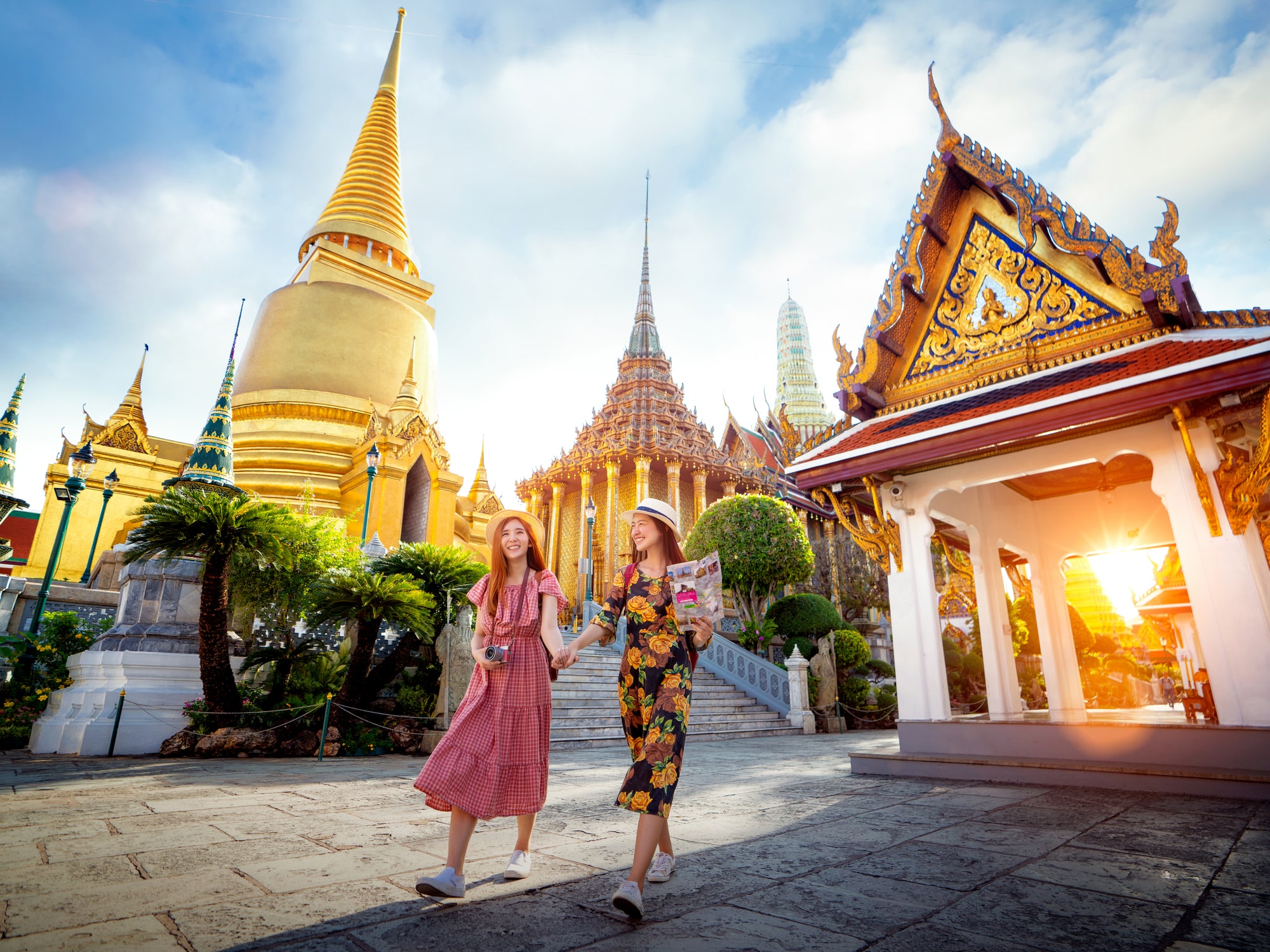 Premium Photo  Woman traveler visiting in bangkok tourist with backpack  and hat sightseeing in chatuchak weekend market landmark and popular  attractions in bangkok thailand travel in southeast asia concept