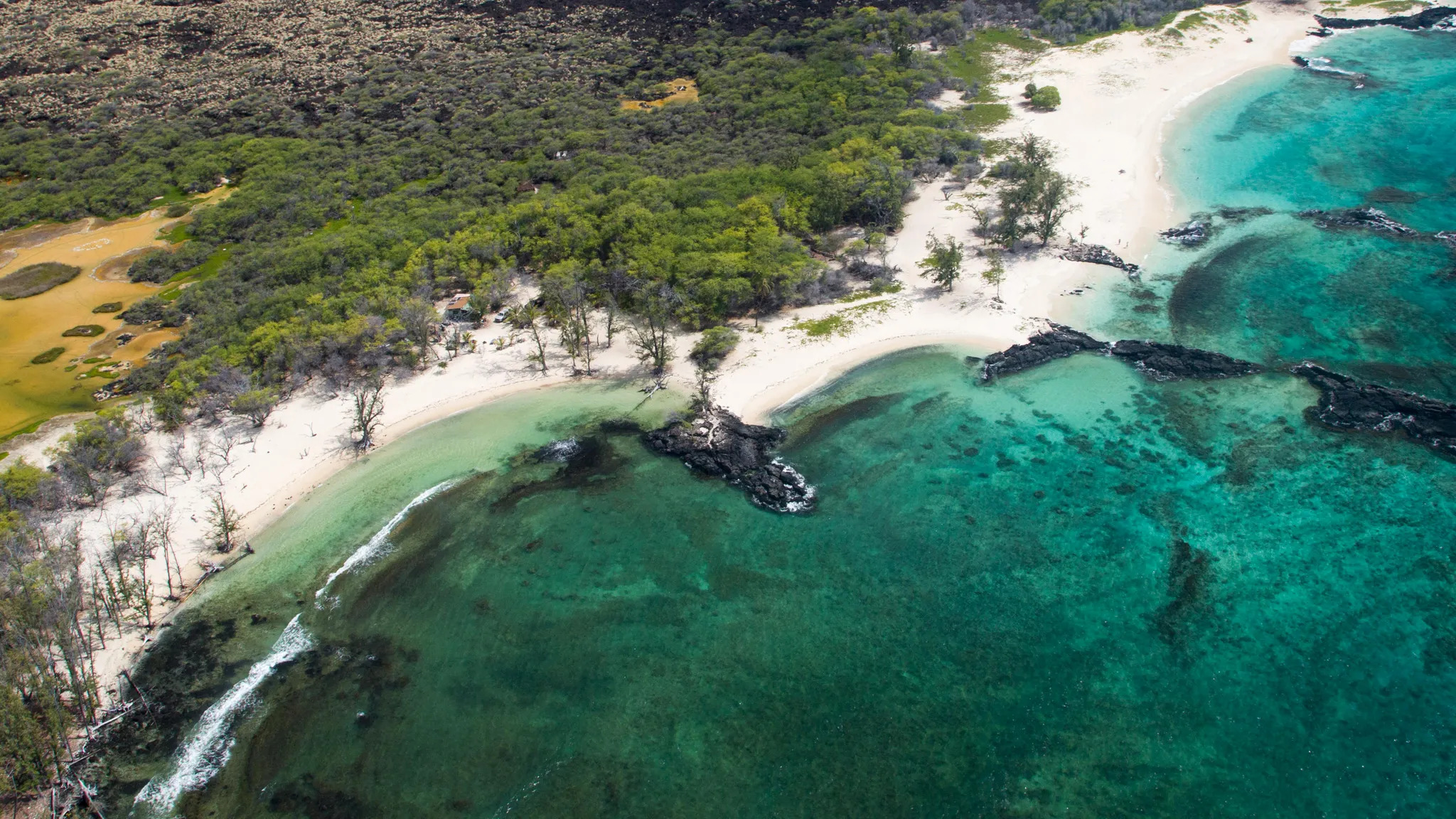 Makalawena Beach - Hawaii Weather in October - Planet Travel Advisor