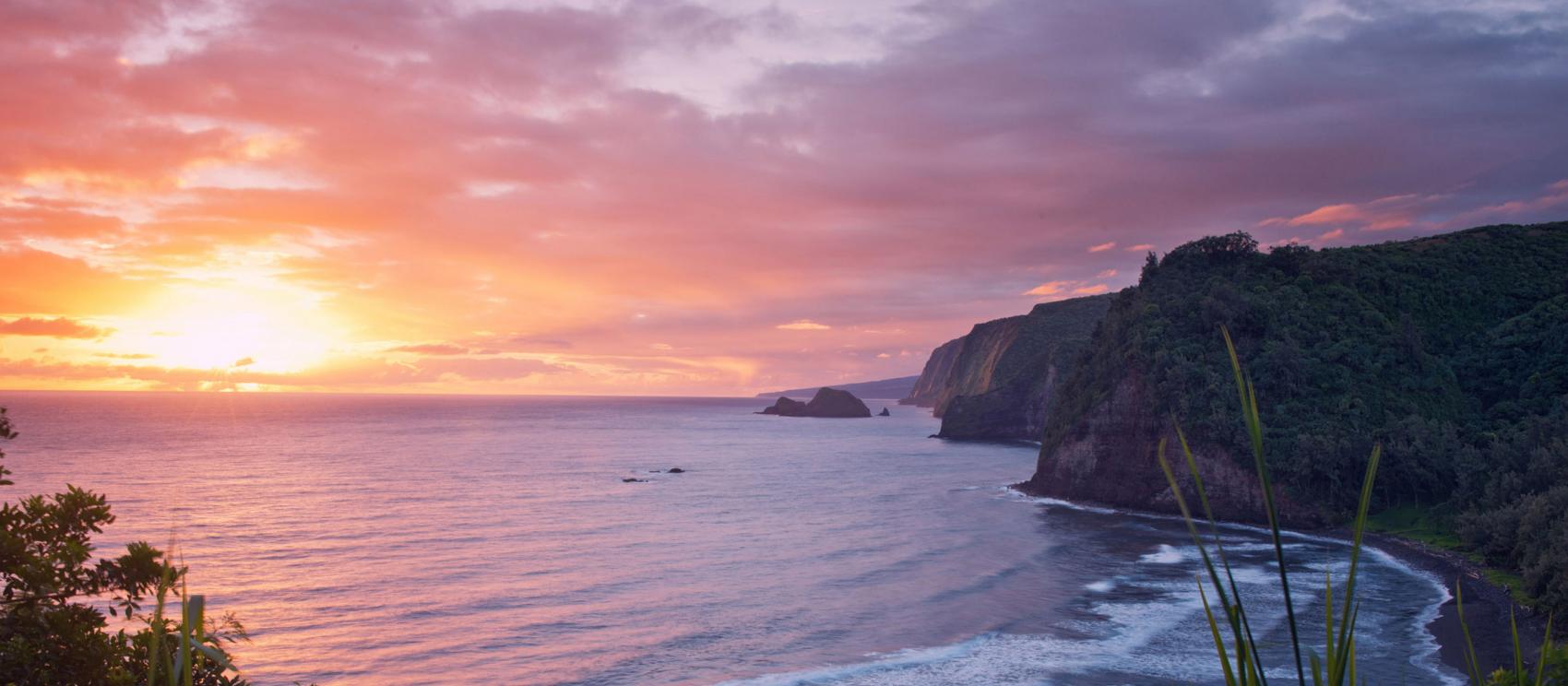 Pololū Valley Lookout - Hawaii Weather in October - Planet Travel Advisor