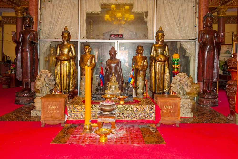 Buddhas Inside Wat Unalom - Planet Travel Advisor Buddhas Inside Wat Unalom - Planet Travel Advisor