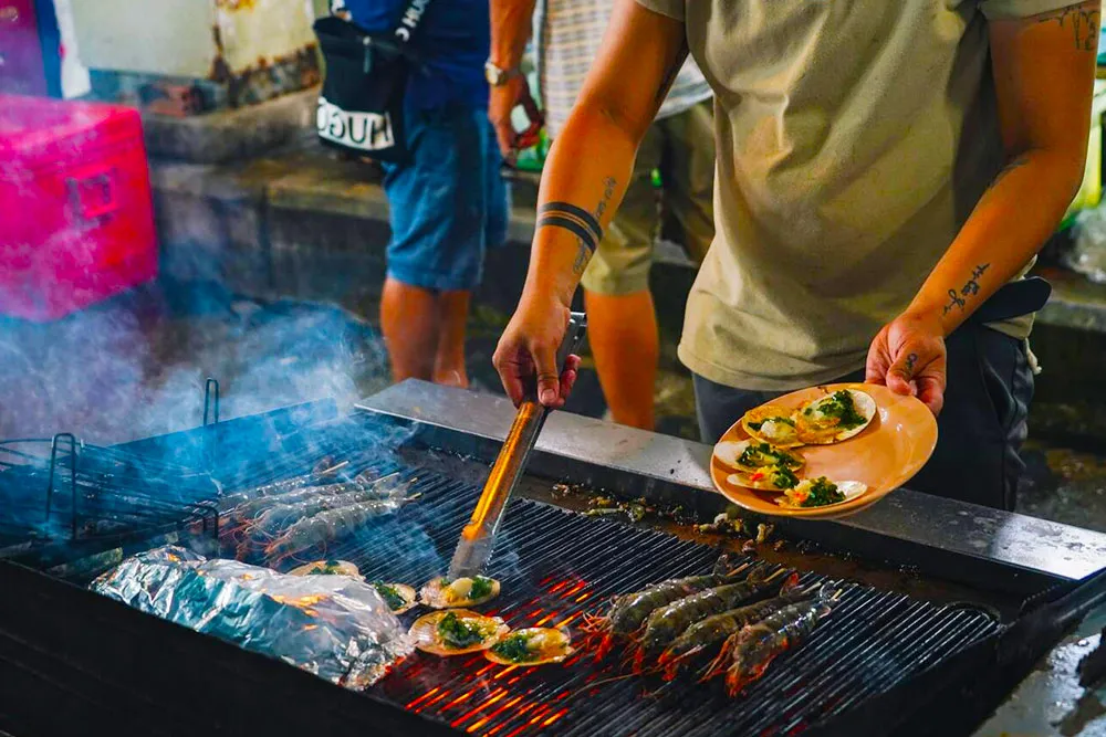 Street Food at Night in Saigon - Planet Travel Advisor